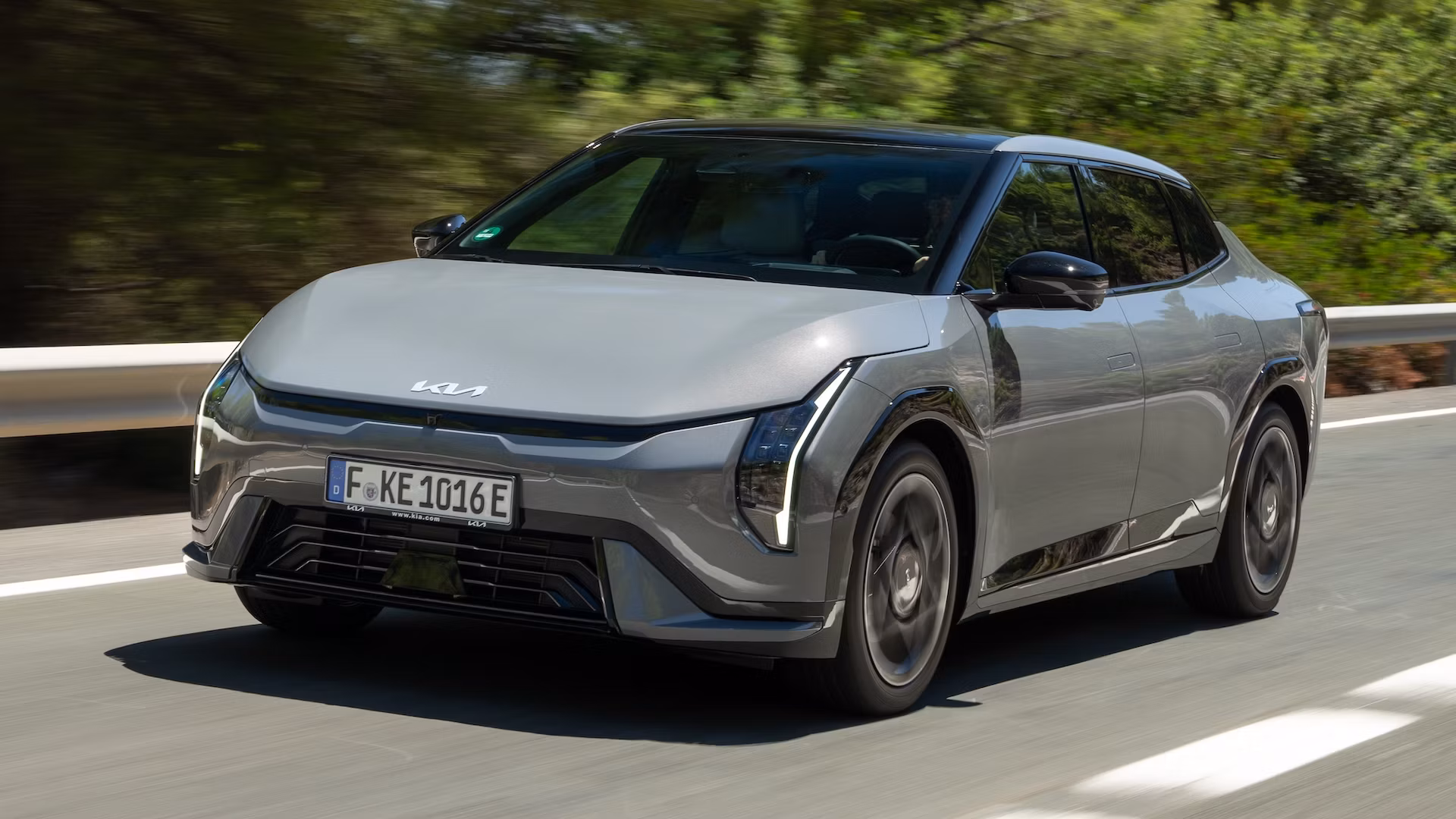 Hãng ôtô tặng nước hoa có mùi xăng cho người đi xe điện