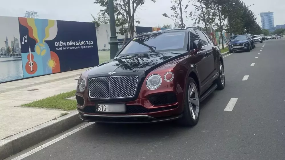 Bentley Bentayga W12 2 màu sơn lạ mắt 'tắm nắng' ở TP.HCM
