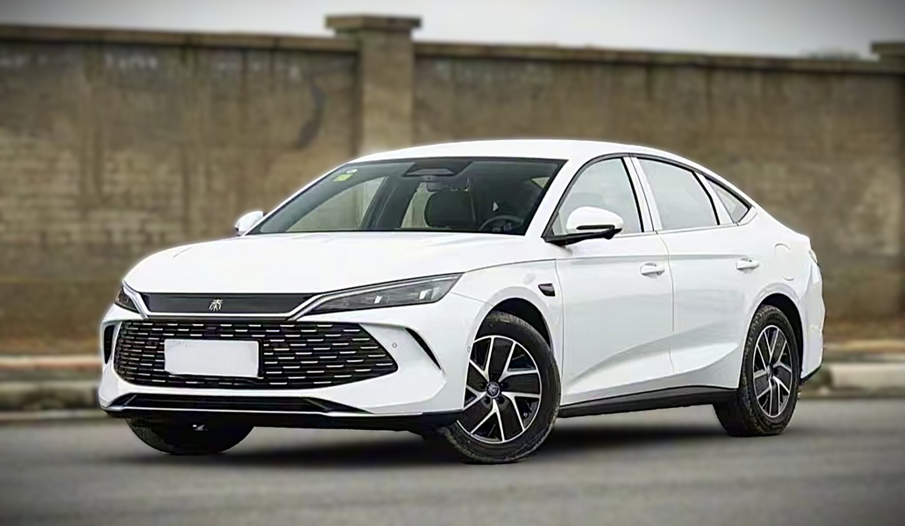 BYD Qin L: Sedan 357 Triệu, 'Ngửi' Xăng và Tầm Hoạt Động 2.100km