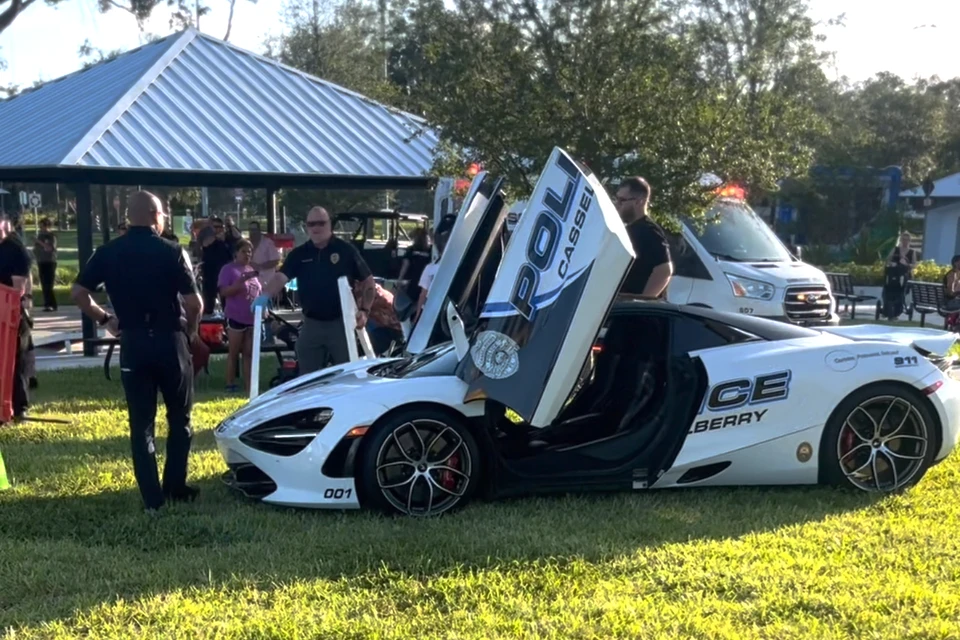 Cảnh sát Mỹ trưng bày siêu xe McLaren 720S: không dùng tuần tra, chỉ để quảng bá