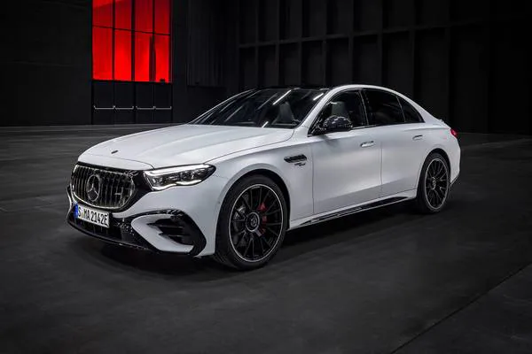 Cơn Sốt Hybrid: Lời Giải Cho Kỷ Nguyên Giao Thoa