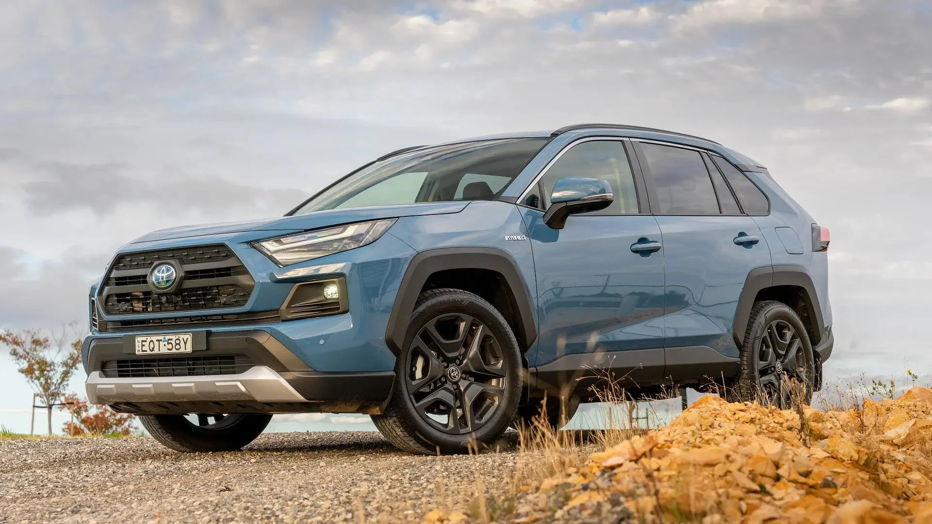 Đánh Giá Toyota RAV4 2026: Vua SUV Trở Lại, Lợi Hại Hơn Xưa?