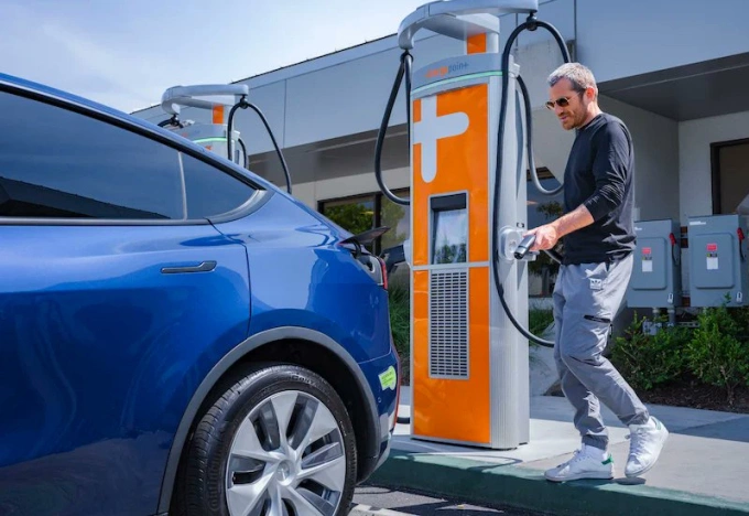 Mỹ sắp có sạc siêu nhanh, nhưng không có xe điện tương thích