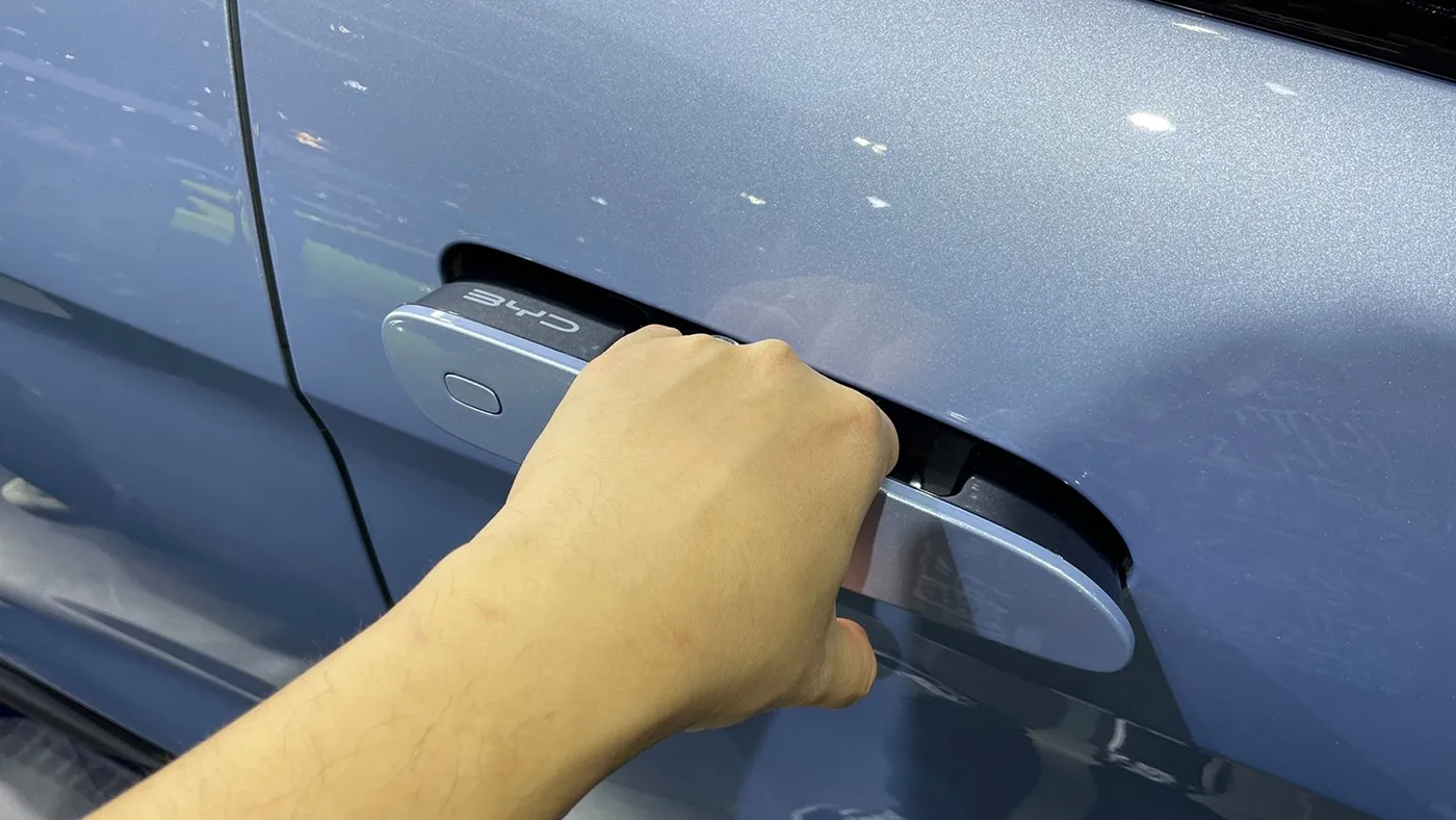 'Tay nắm cửa ẩn' của xe hiện đại và cuộc đua tìm kiếm sự cân bằng giữa thẩm mỹ và an toàn sinh mạng