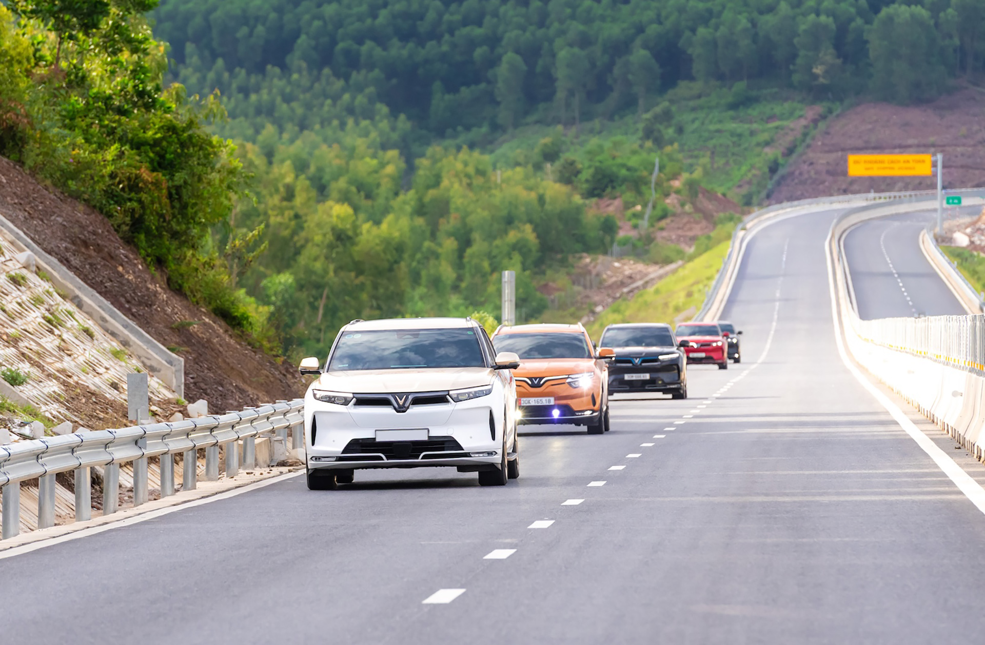 Thị trường xe Việt “tăng nhiệt” dịp cuối năm, xe xanh dẫn đầu