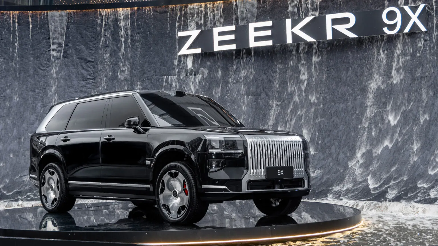 Xe Trung Quốc nhái Rolls-Royce Cullinan gây sốc: Bỏ luôn cột B!